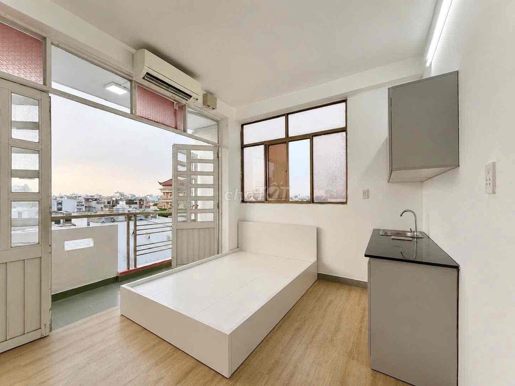 The room is located at the University of Constitution in a convenient way.