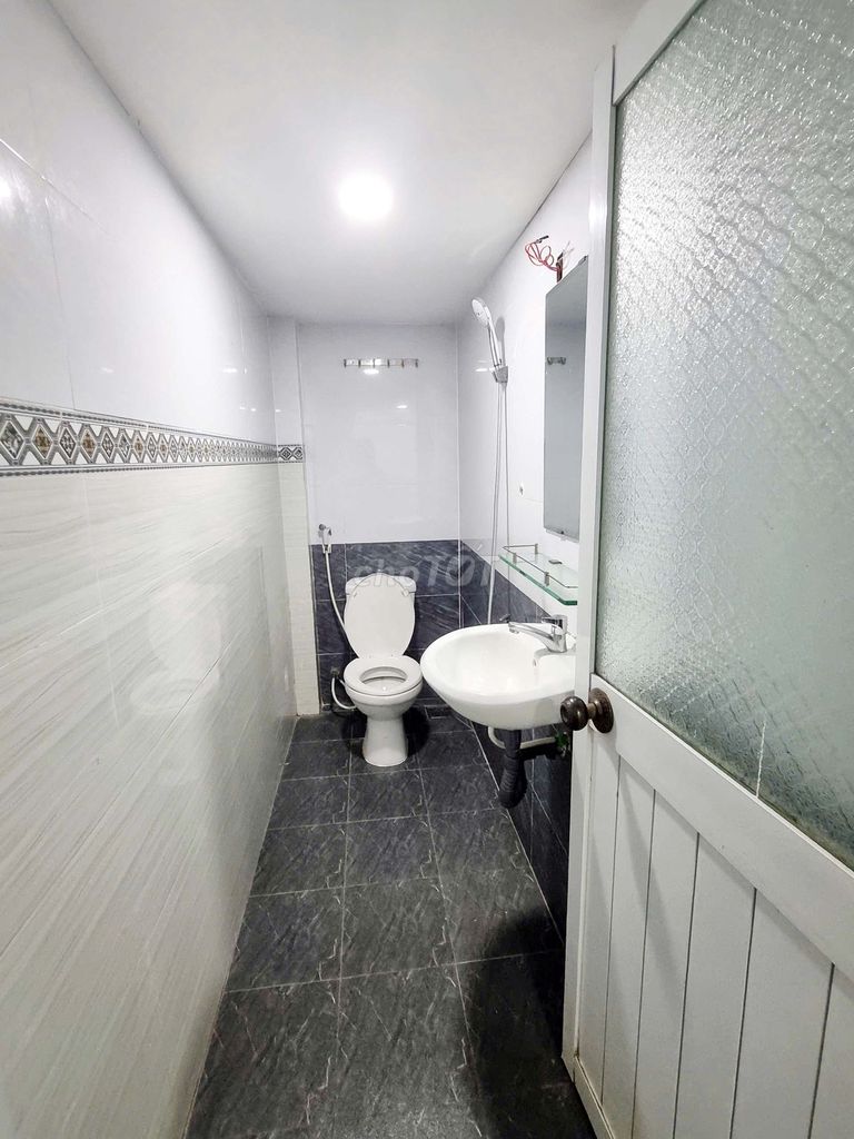 Window room, air conditioning - level 1 (only 1 km away)