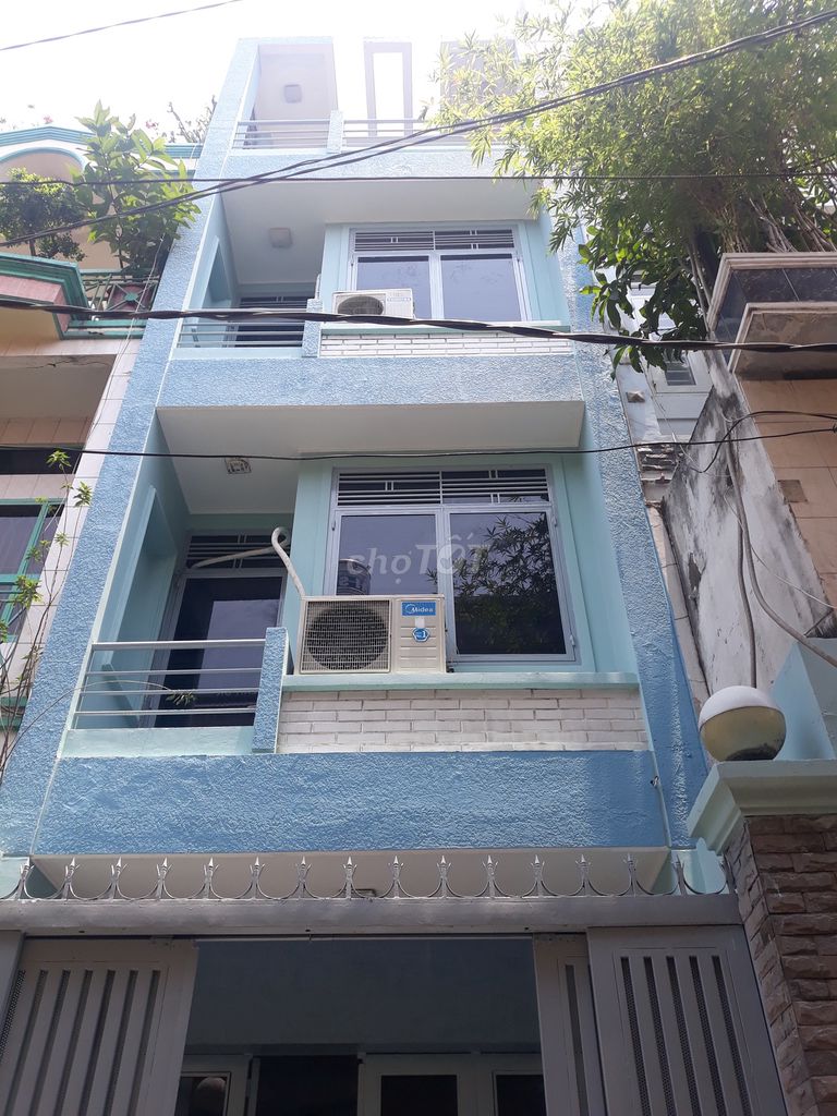 Rent the apartment full of high-end furniture