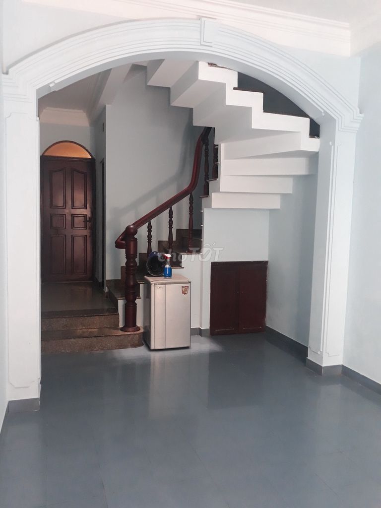 Rent the apartment full of high-end furniture