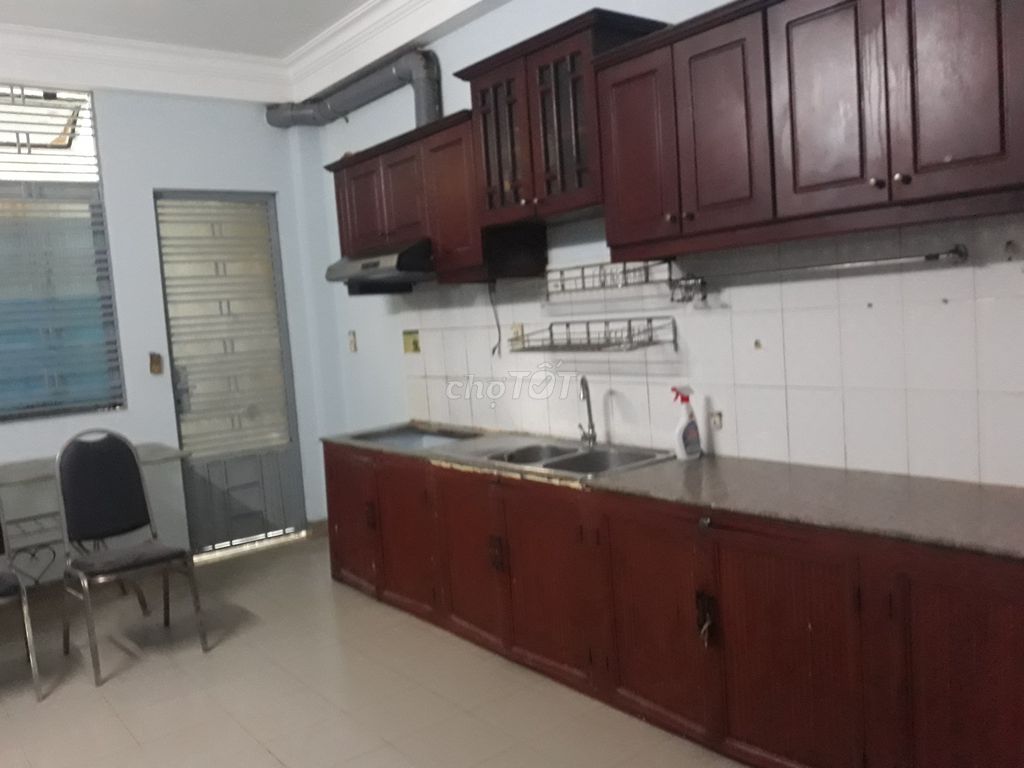Rent the apartment full of high-end furniture