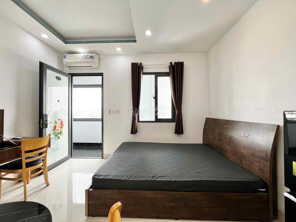 The Wandering Sky Window studio is located in District 4 - a reasonable - open price.