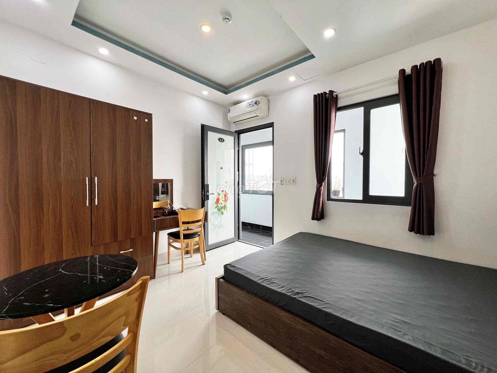The Wandering Sky Window studio is located in District 4 - a reasonable - open price.