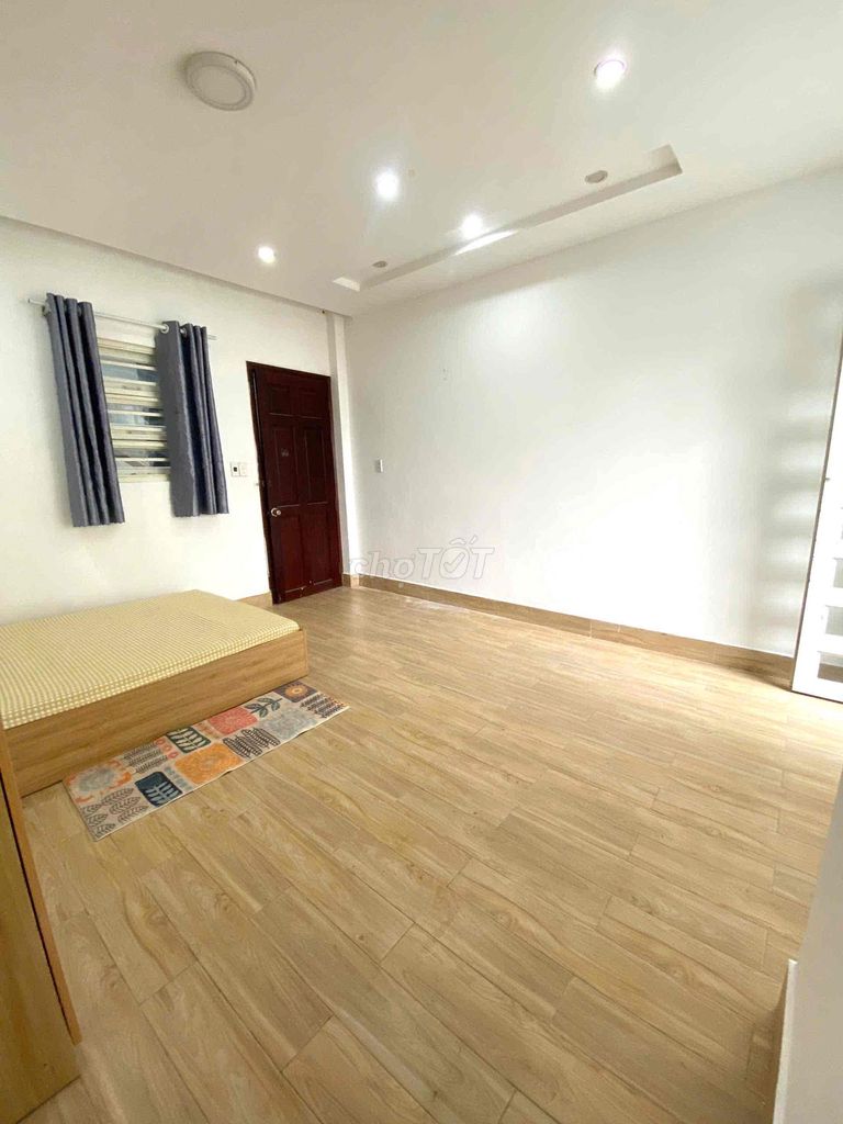 "A room full of sunlight, right near the main road, "Avert 5"