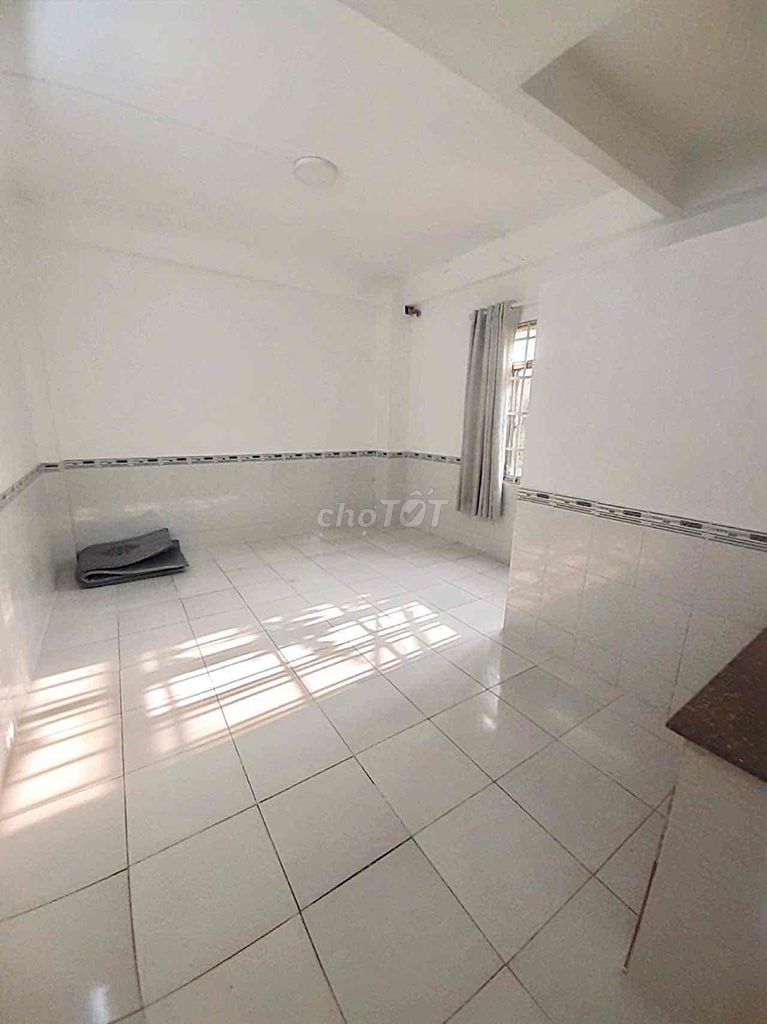 renting the studio full of sky windows near the commercial university