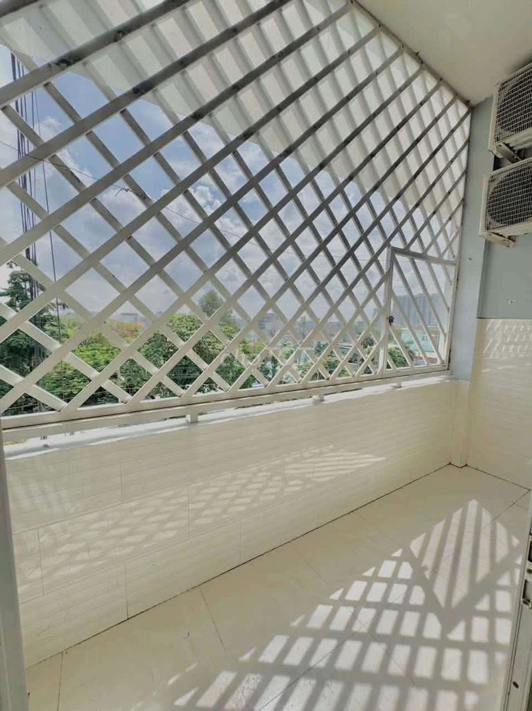 The super-priced balcony right in front of Phan Văn Hớn