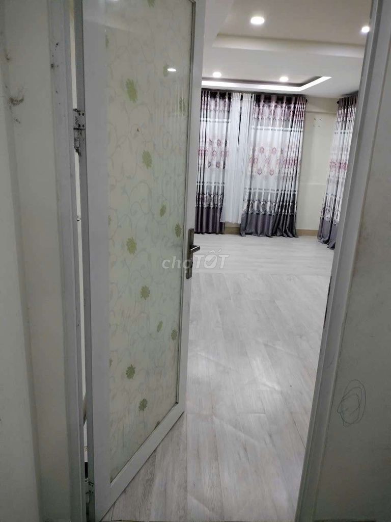 It's the owner of the studio. 48 M2 has air conditioning.