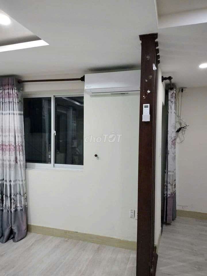It's the owner of the studio. 48 M2 has air conditioning.