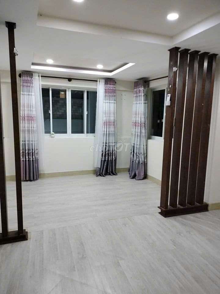 It's the owner of the studio. 48 M2 has air conditioning.