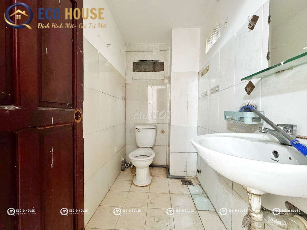 Phan Anh service apartment at 2.2_2 million8 has a private toilet fan.