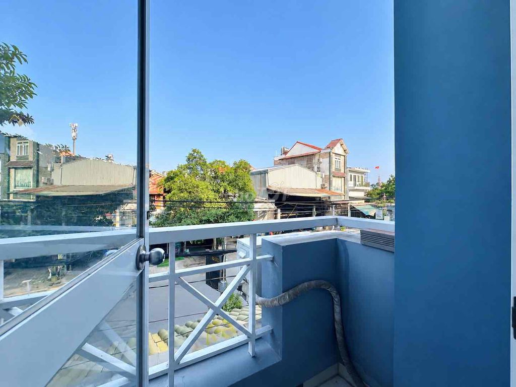 Rent a balcony suite full of furniture - near District 8 station for 4 million and 5