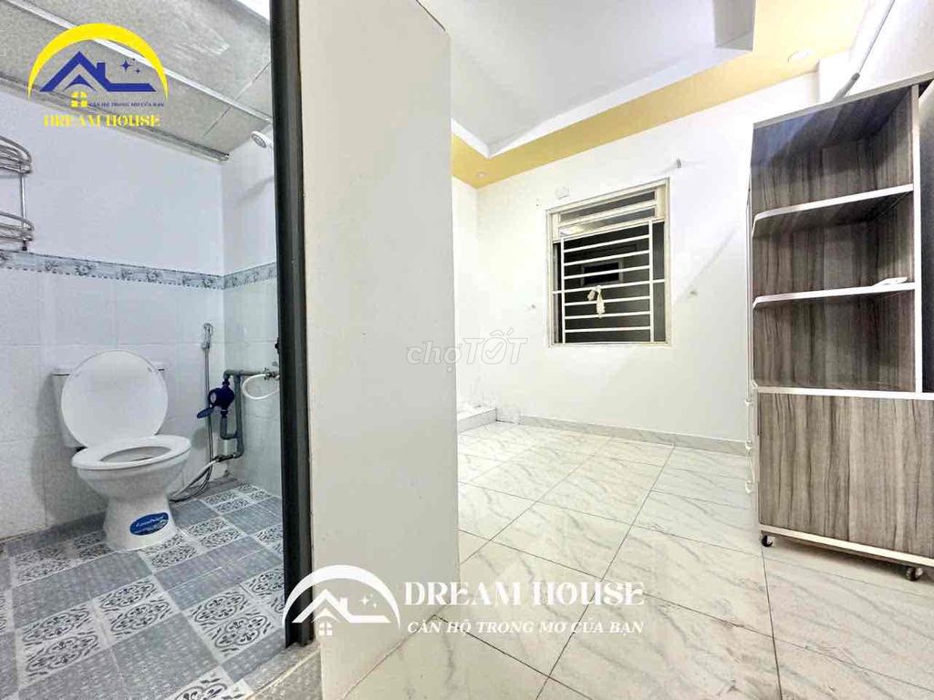 studio apartment - full interior window - super wide - close to University huit