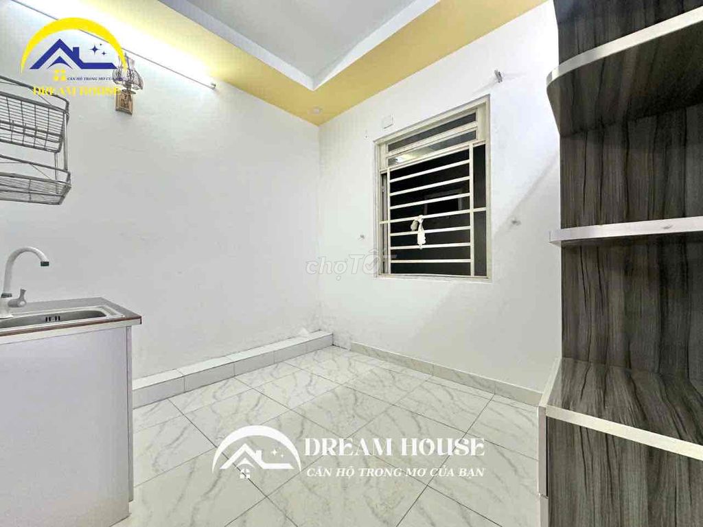 studio apartment - full interior window - super wide - close to University huit