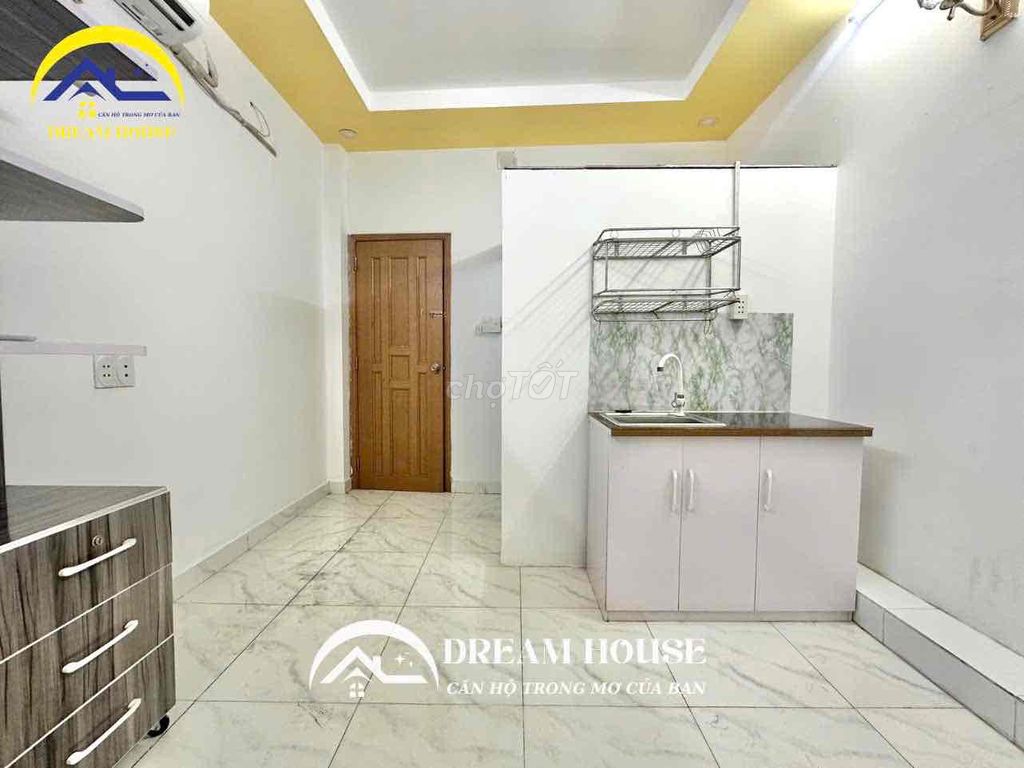 studio apartment - full interior window - super wide - close to University huit
