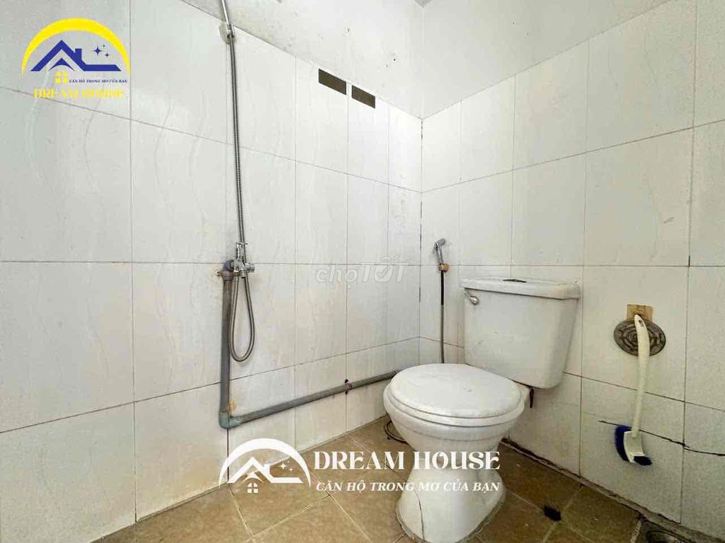 studio apartment - full interior window - super wide - close to University huit
