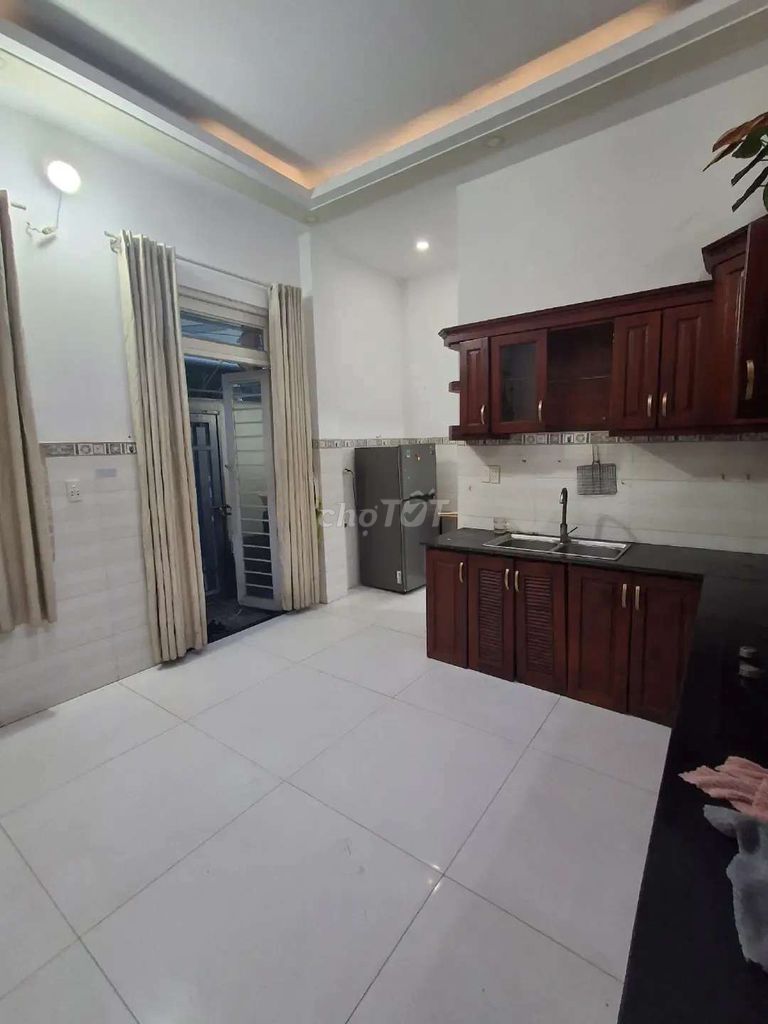 Value: 2.8 million a month. Get the big ground room. - Now.
