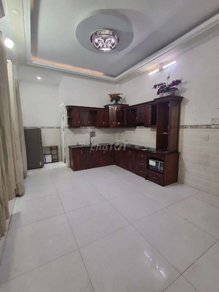 Value: 2.8 million a month. Get the big ground room. - Now.
