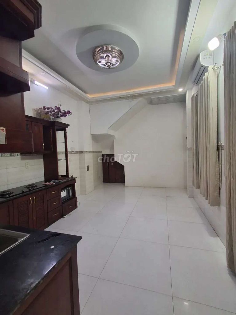 Value: 2.8 million a month. Get the big ground room. - Now.