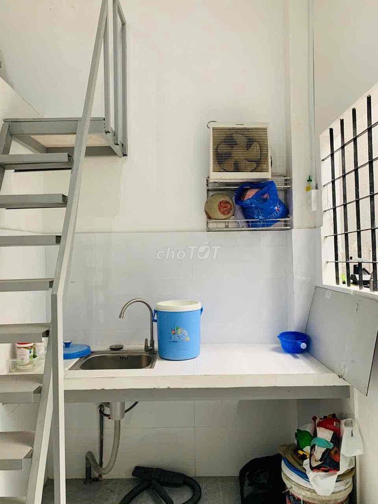 Nice little house, upstairs, guard