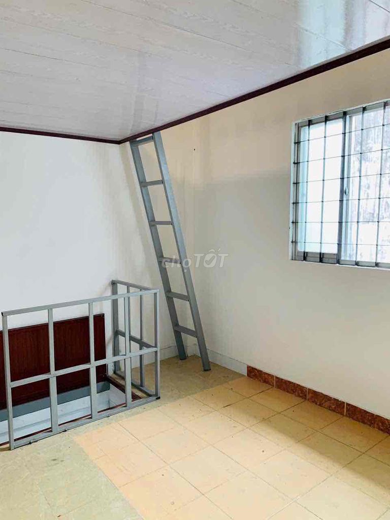 Nice little house, upstairs, guard