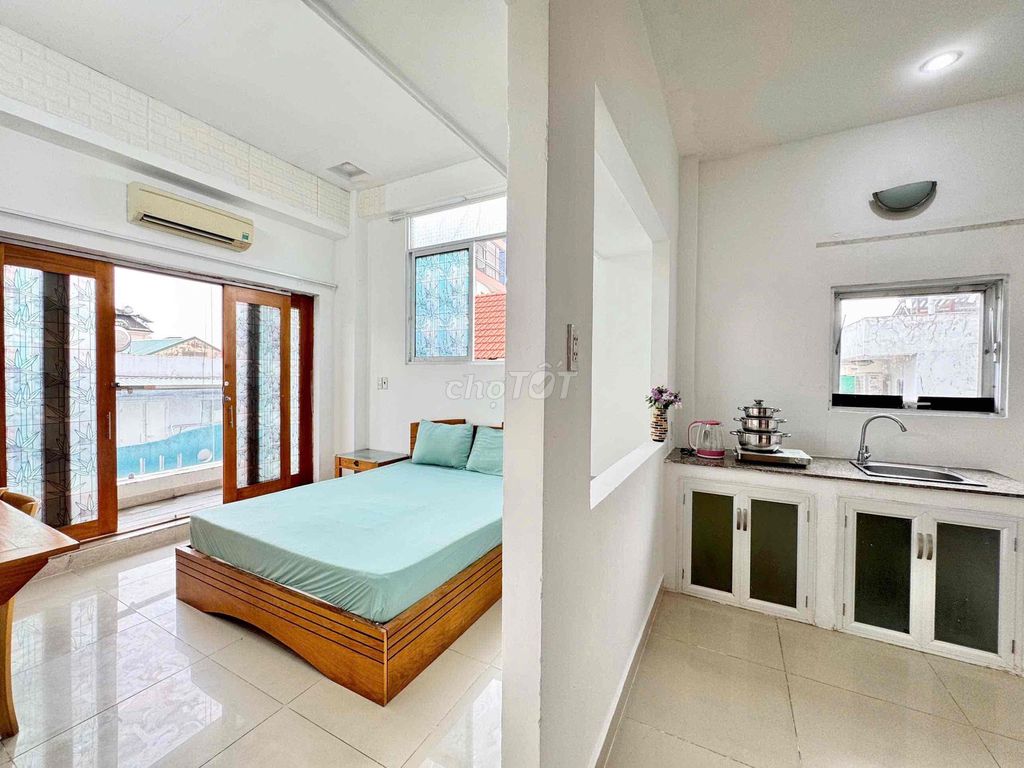 Right in the middle of a super open kitchen room right next to T3 station.