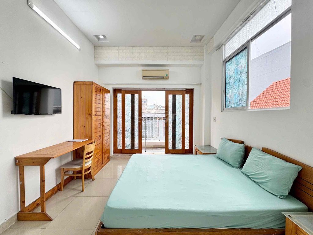 Right in the middle of a super open kitchen room right next to T3 station.