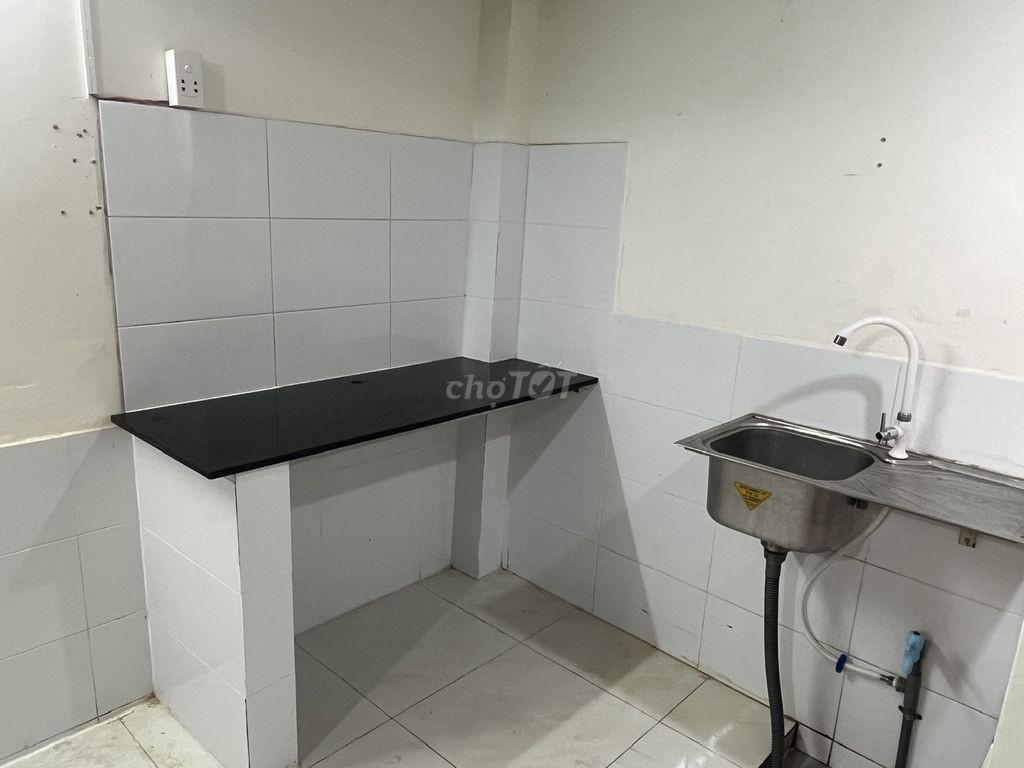 Bình Lợi, a high-security motel.