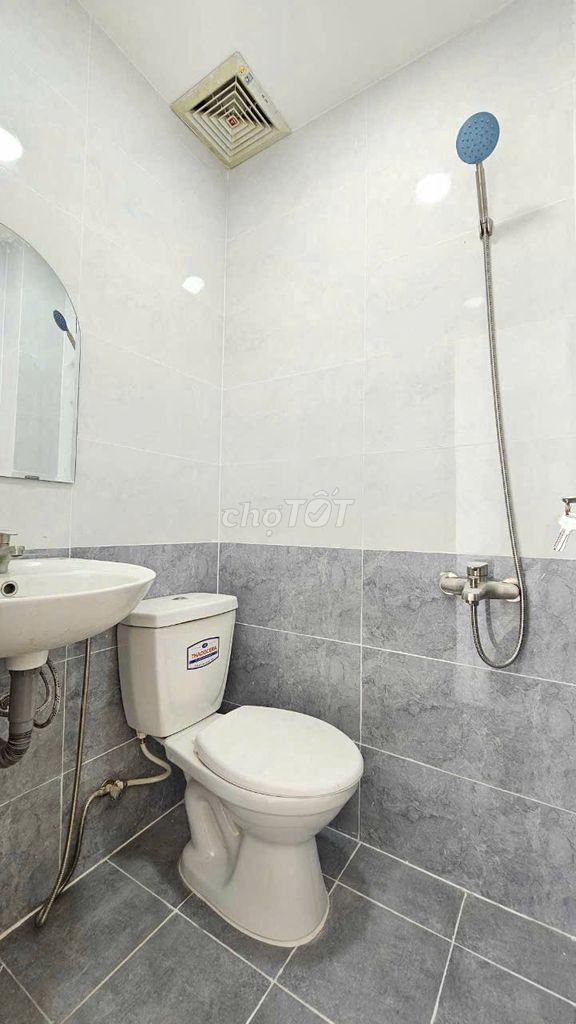 Renting 3 million and 5 in Bình Thạnh, falling apart.