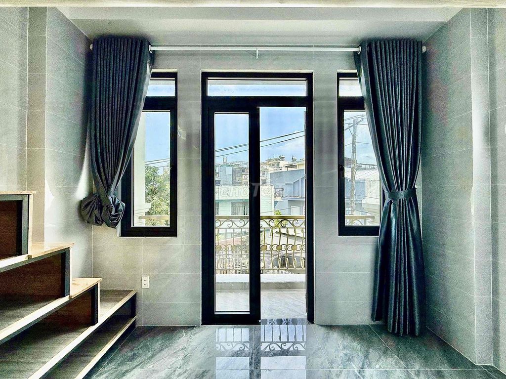 Rent a hotel with a balcony guard at the University of Cs3.
