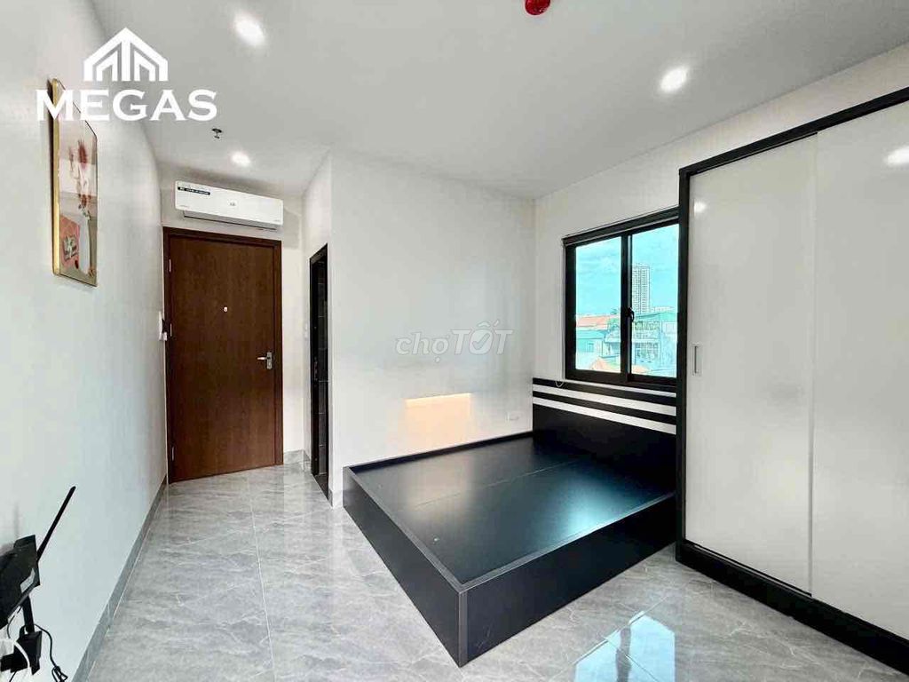 Classy motel--full interior--a clear window--right Tô Ký