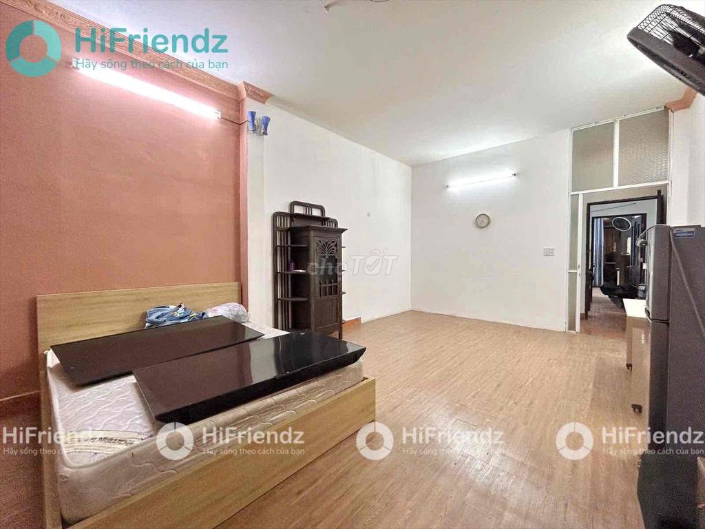 The entire interior studio is Trường Sơn.