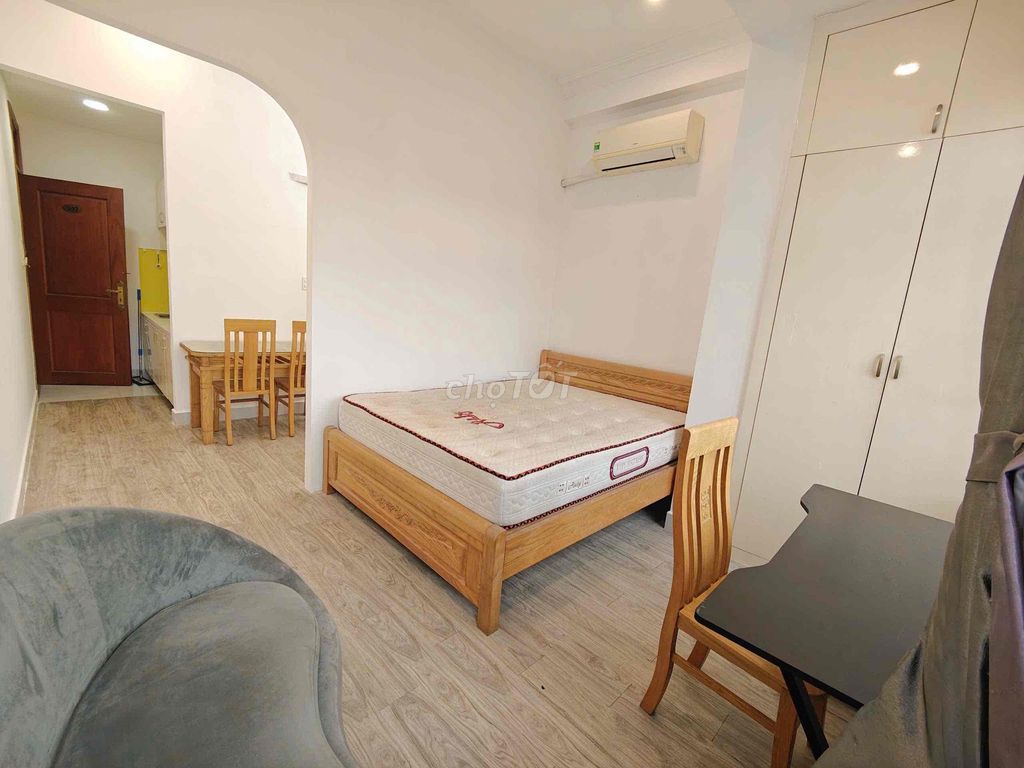 A large-door bedroom with a kitchen cup near the center.
