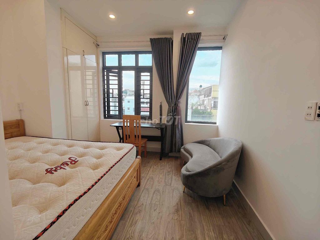A large-door bedroom with a kitchen cup near the center.