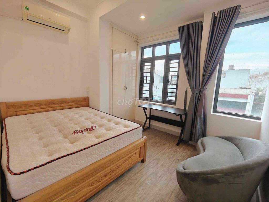 A large-door bedroom with a kitchen cup near the center.