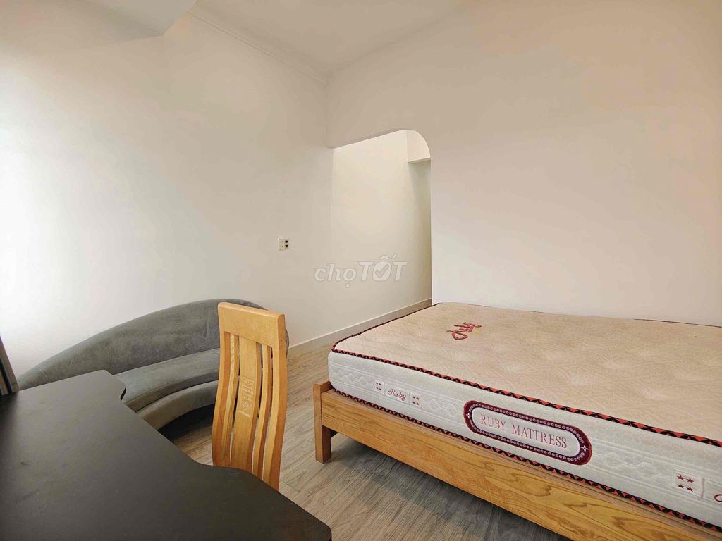 A large-door bedroom with a kitchen cup near the center.
