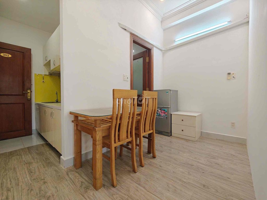 A large-door bedroom with a kitchen cup near the center.