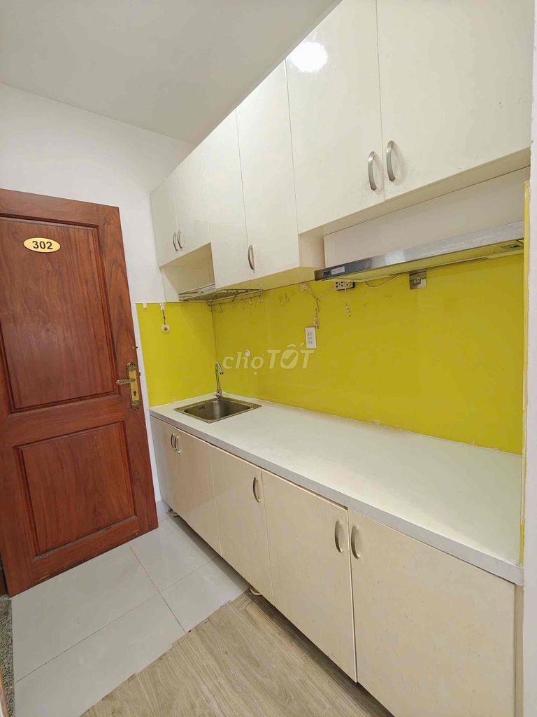 A large-door bedroom with a kitchen cup near the center.
