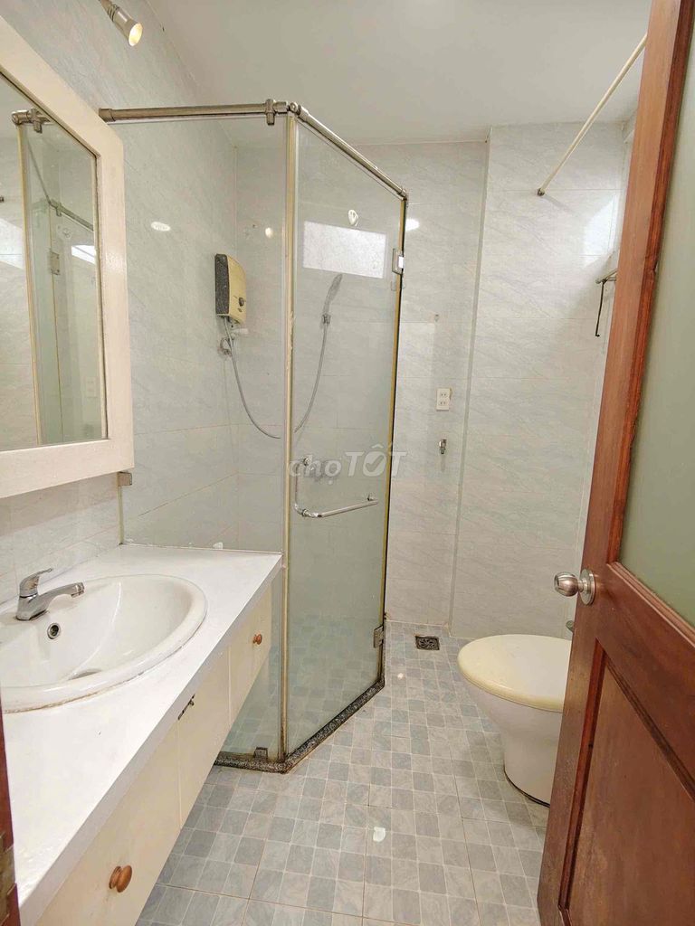 A large-door bedroom with a kitchen cup near the center.