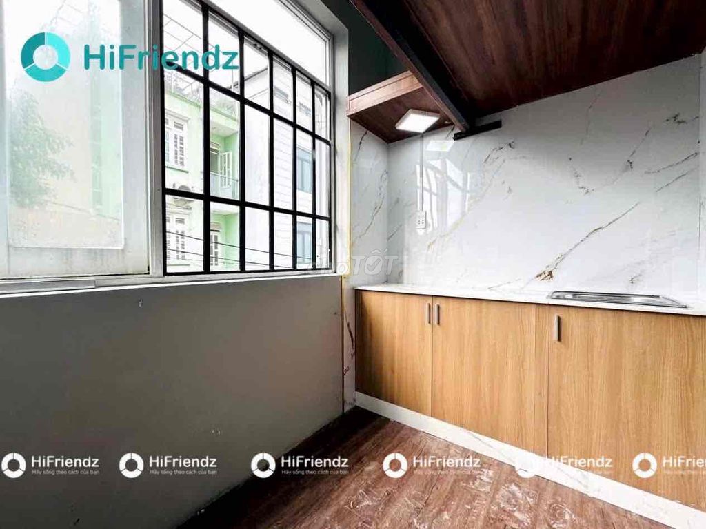 Rent the balcony suite right up to the Middle-Gunt, near Victory School.