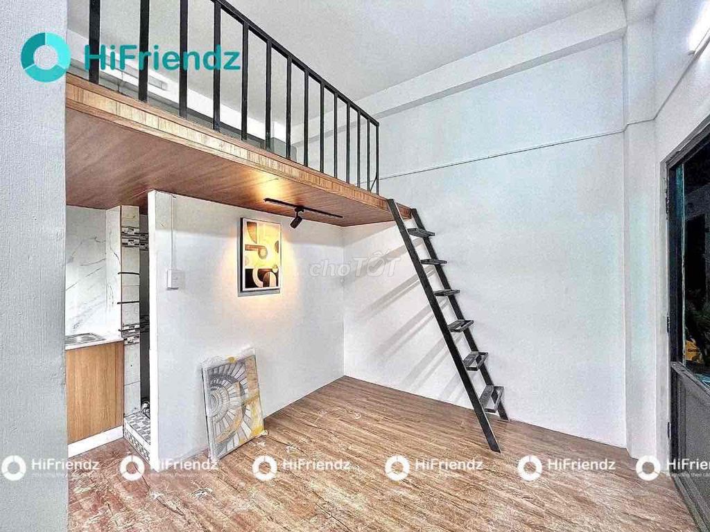 Rent the balcony suite right up to the Middle-Gunt, near Victory School.
