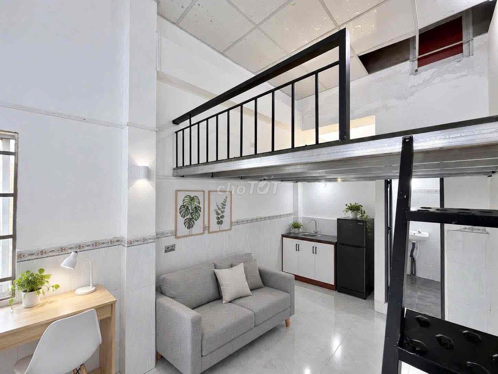 The owner himself rented a room where students have guards at the demand market