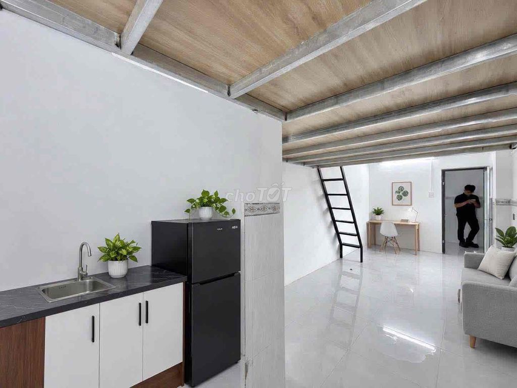 The owner himself rented a room where students have guards at the demand market