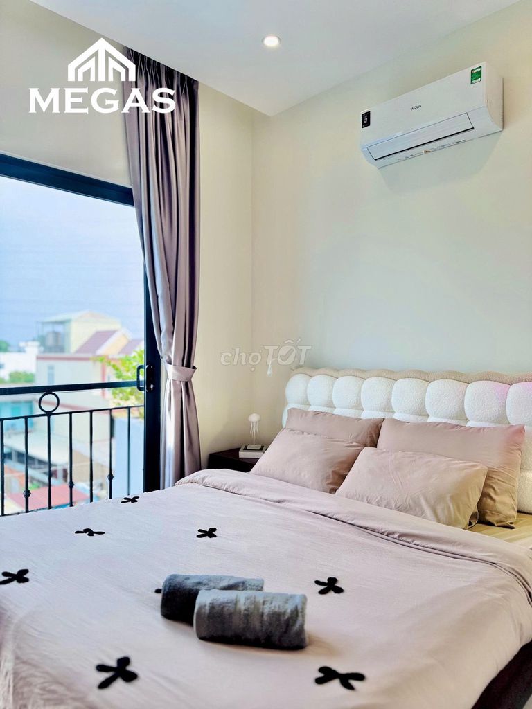 A new bedroom built a window balcony full of furniture just in case.