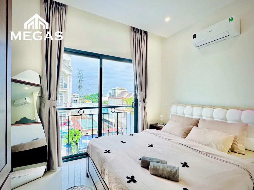 A new bedroom built a window balcony full of furniture just in case.