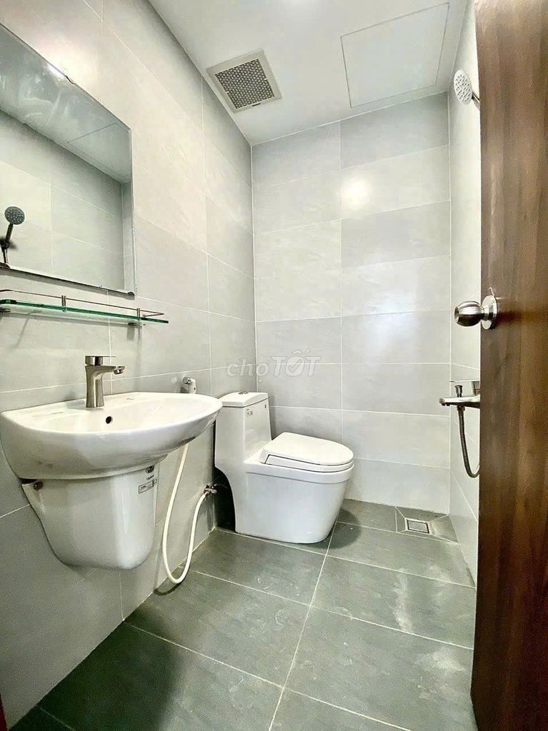 Ho Chi Minh City City City College is near the University of Industrial College.