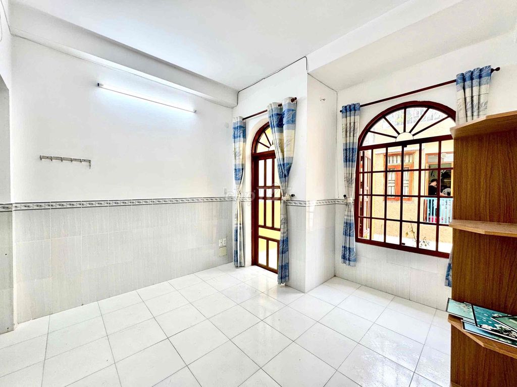 Rent a cheap balcony suite full of basic interiors