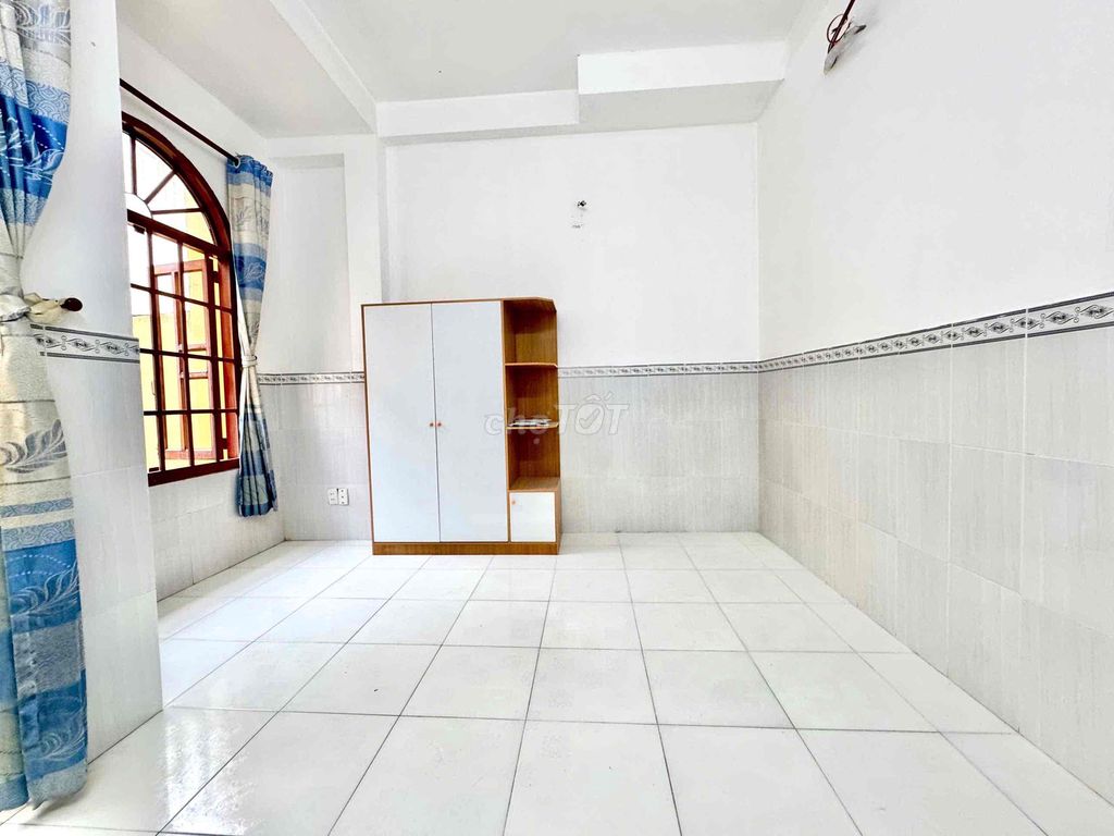 Rent a cheap balcony suite full of basic interiors