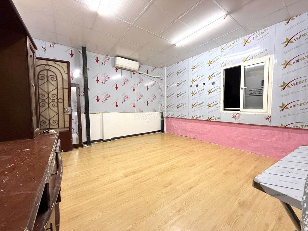 Rent a room on 5th and Lu. Full Seven, near the University of Technology