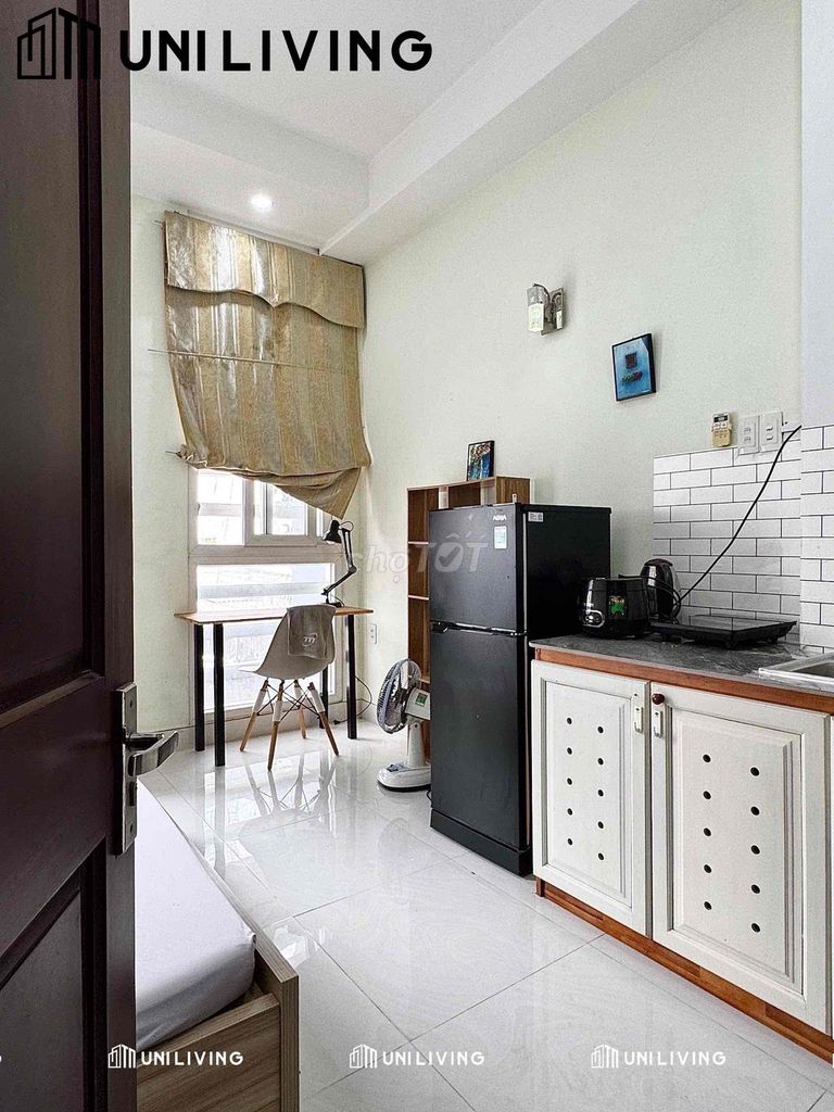 Nguyễn Hữu Cảnh studio — Full interior, balcony, carrying suitcases