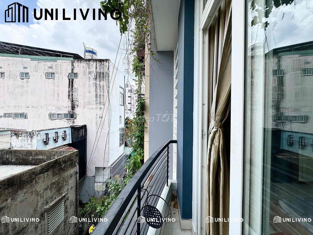 Nguyễn Hữu Cảnh studio — Full interior, balcony, carrying suitcases